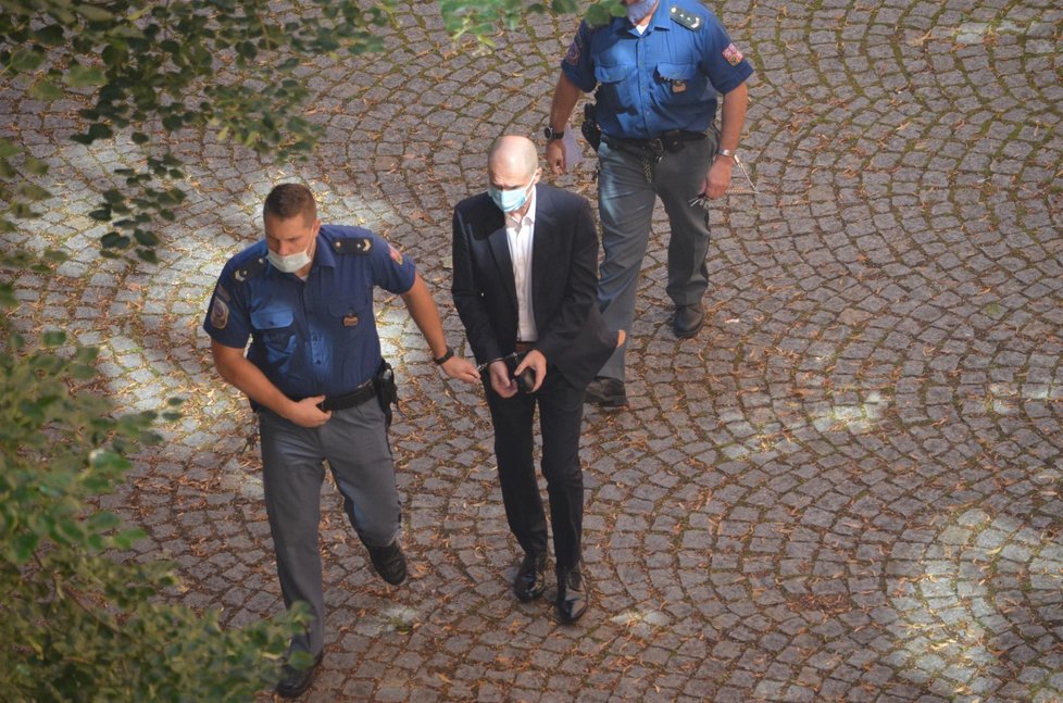 Eskorta přivádí bývalého místostarostu Brna-střed Jiřího Švachulu k brněnskému soudu k vazebnímu zasedání. Je obviněn z korupce.