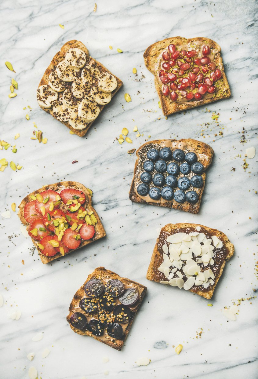 Ovoce, ořechové máslo a celozrnný toast. Svačina, kterou puberťák do do koše nehodí