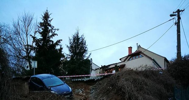 Ve Velatické ulici v Brně-Líšni se sesunul po havárii vodovodu svah.