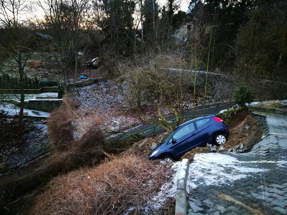 Ve Velatické ulici v Brně-Líšni se sesunul po havárii vodovodu svah.