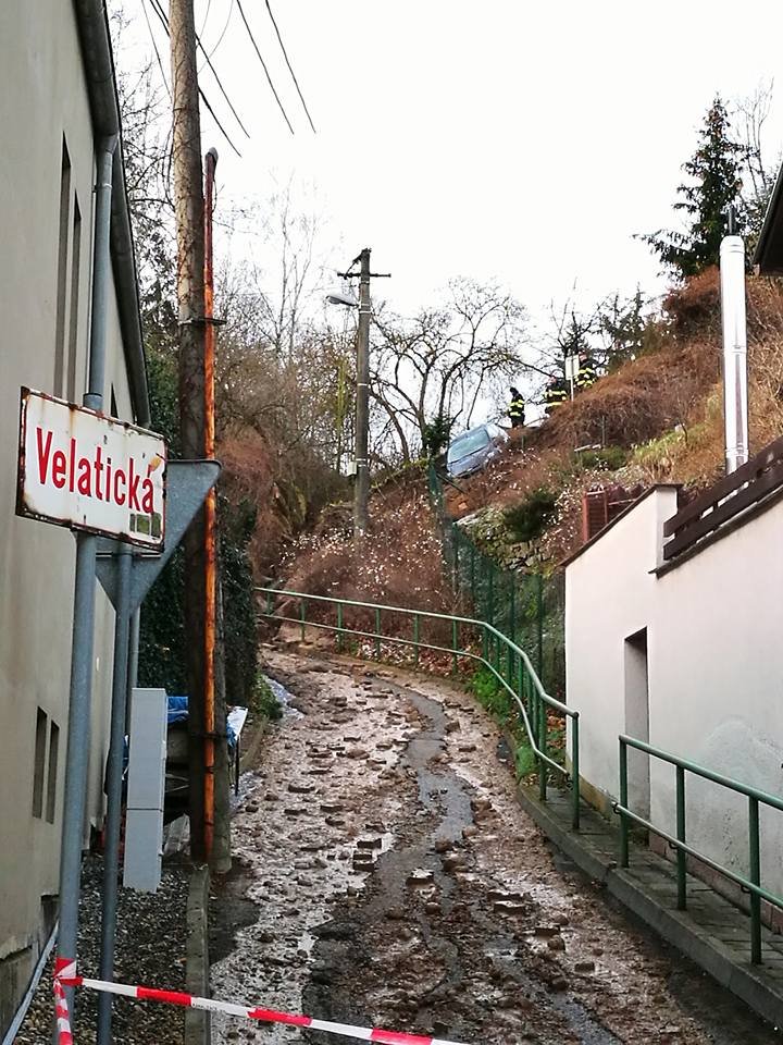 Ve Velatické ulici v Brně-Líšni se sesunul po havárii vodovodu svah.