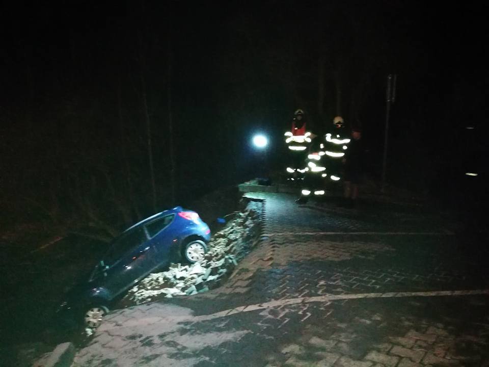 Ve Velatické ulici v Brně-Líšni se sesunul po havárii vodovodu svah.