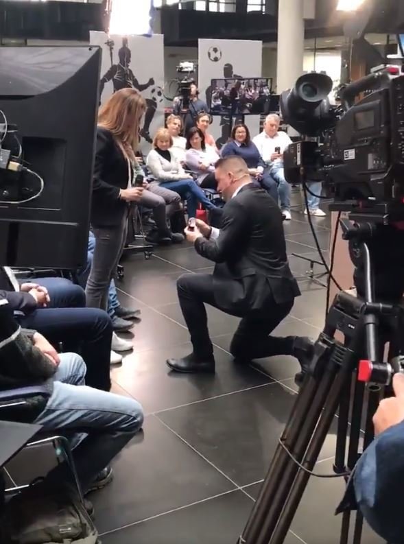 Fotbalista Petr Švancara přímo během vysílání talkshow Tiki Taka požádal krásnou partnerku Kamilu o ruku