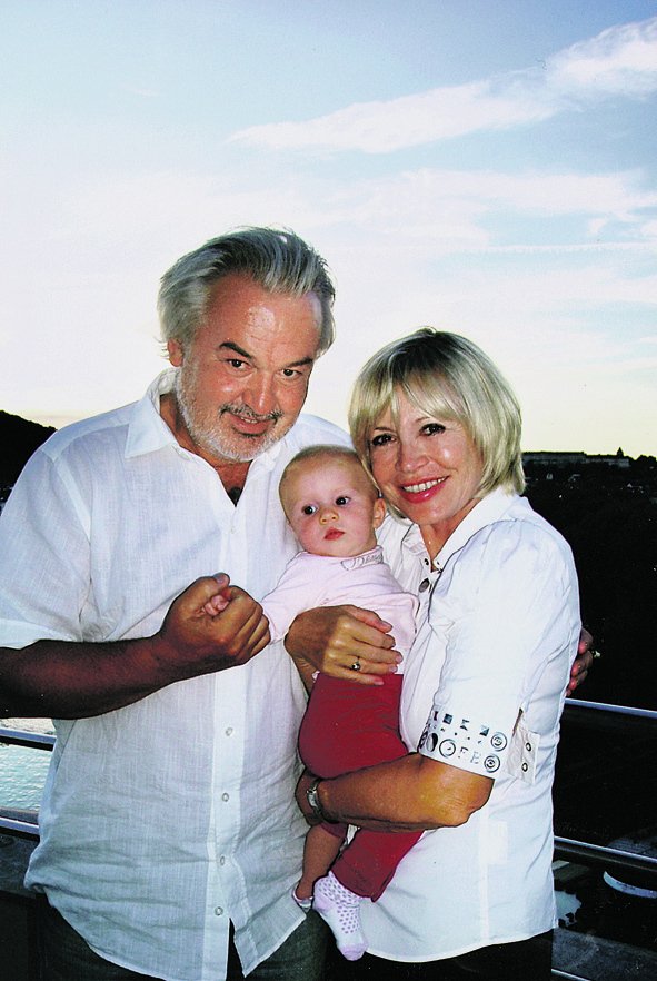 Jana Švandová se současným manželem a vnučkou Azariou