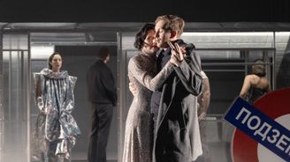 Hledání, míjení, lásky a rozchody. Anna Karenina v pražském Švandově divadle jako moderní realistické drama