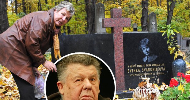 Iva Němcová na hrobě Miloslava Švandrlíka zapaluje pokaždé svíčku.