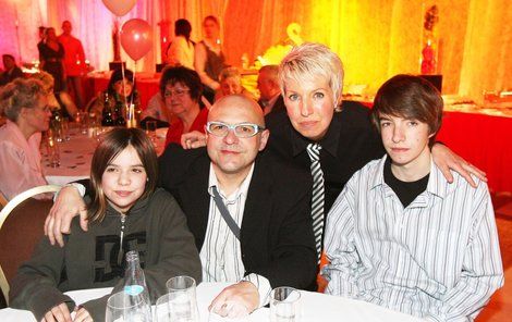 Jeden z mála společných snímků celé rodiny pochází z roku 2008:  Zleva dcera Vanda (dnes 16), Zdeněk Švarc (†57), Marcela Březinová a syn  Jan (dnes 18).