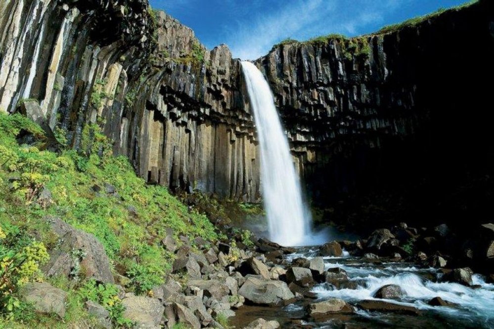 Svartifoss (Černý vodopád) leží v národním parku Skaftafell a patří mezi nejnavštěvovanější. Spadá z výšky 20 metrů, obklopen čedičovými stěnami se sloupcovitou odlučností.