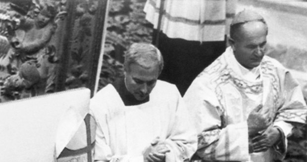 Papež Jan Pavel II. (vlevo) čte kanonizační modlitbu za Anežku Přemyslovnu.