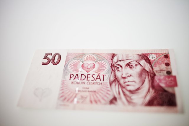 Do roku 2011 jsme mohli zaplatit touto papírovou bankovkou v hodnotě 50,- Kč, která znázorňovala sv. Anežku Českou.