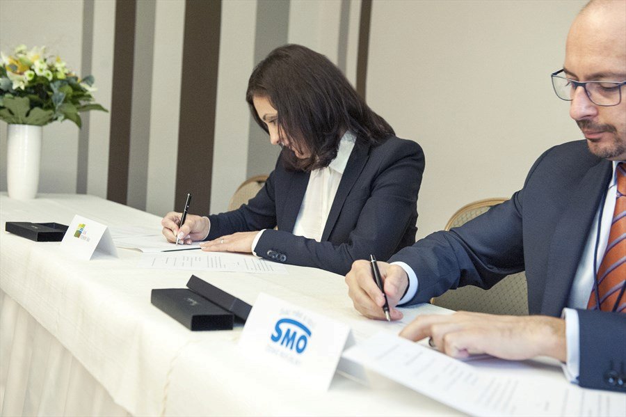 Ústřední ředitelka Státního pozemkového úřadu Maradová podepsala dohodu o vzájemné spolupráci s předsedou Svazu měst a obcí ČR Františkem Luklem.
