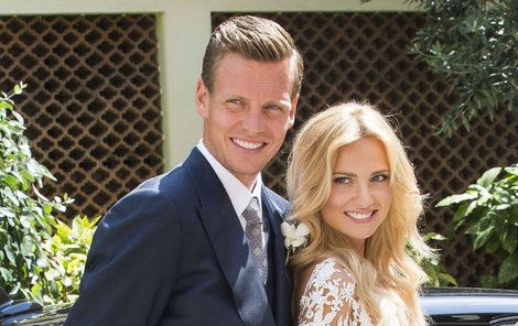 Červenec: Tomáš Berdych (30) a Ester Sátorová (23) Ano tenisty a modelky znělo v Monaku 16. července úderem pravého poledne. Svatbu měli po třech a půl letech vztahu luxusní, i když »jen« o 20 lidech. Nevěsta byla pod krajkovými šaty téměř nahá a oslnila prstenem s diamantem za osm milionů korun. 