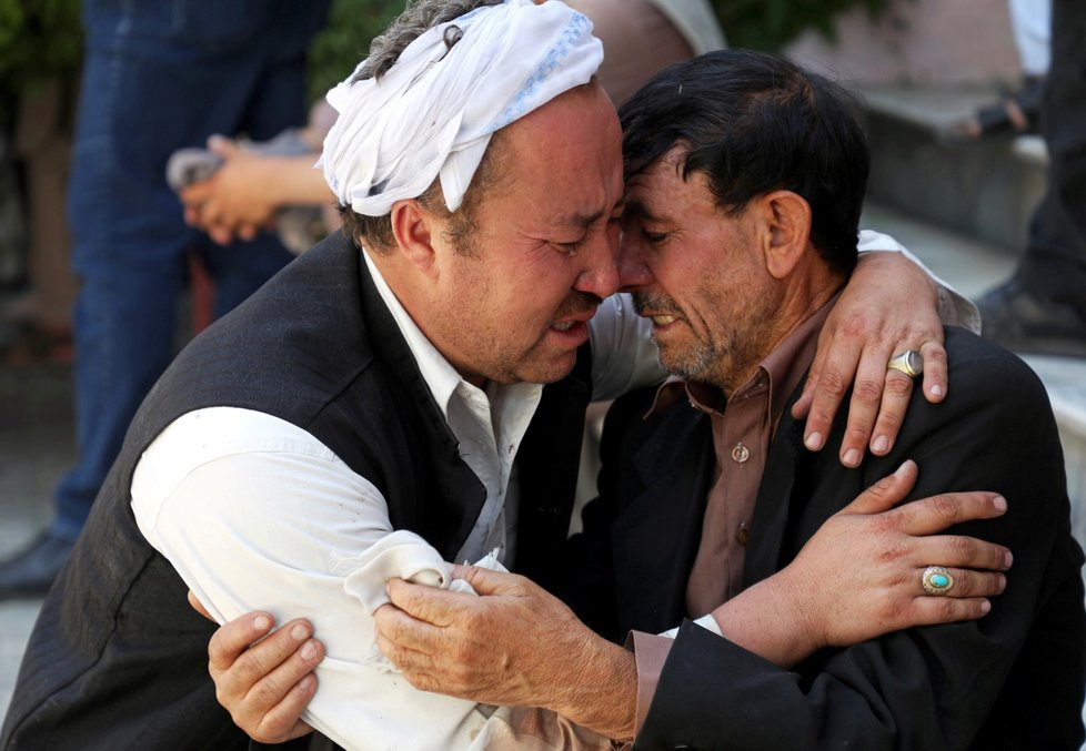 Výbuch na svatbě v Afghánistánu zabil přes 60 lidí, stovky jich zranil a tisíce lidí připravil o blízké a milované