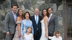 Bývalá první dáma Laura Bushová se snímky ze svatby pochlubila na svém Instagramu.