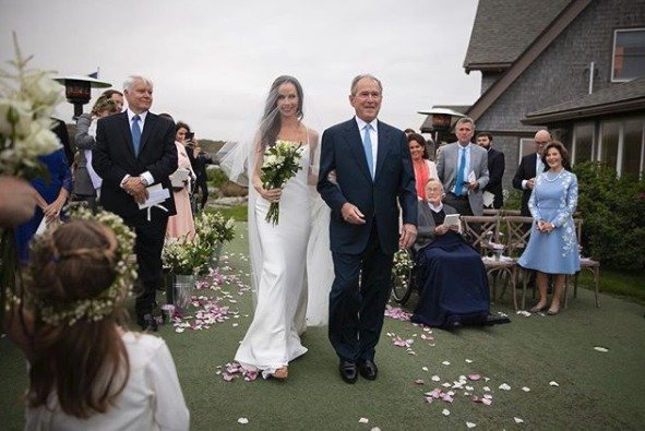 Exprezident George Bush mladší se snímky ze svatby pochlubila na svém instagramu.