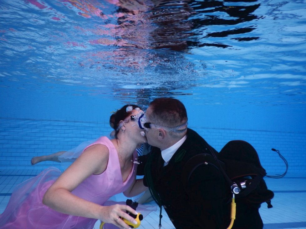 Pod vodou si dali novomanželé také svůj první svatební manželský polibek.