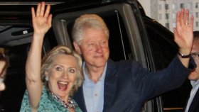 Hillary Clintonová s Bilem Clintonem na oslavě na počest snoubenců 