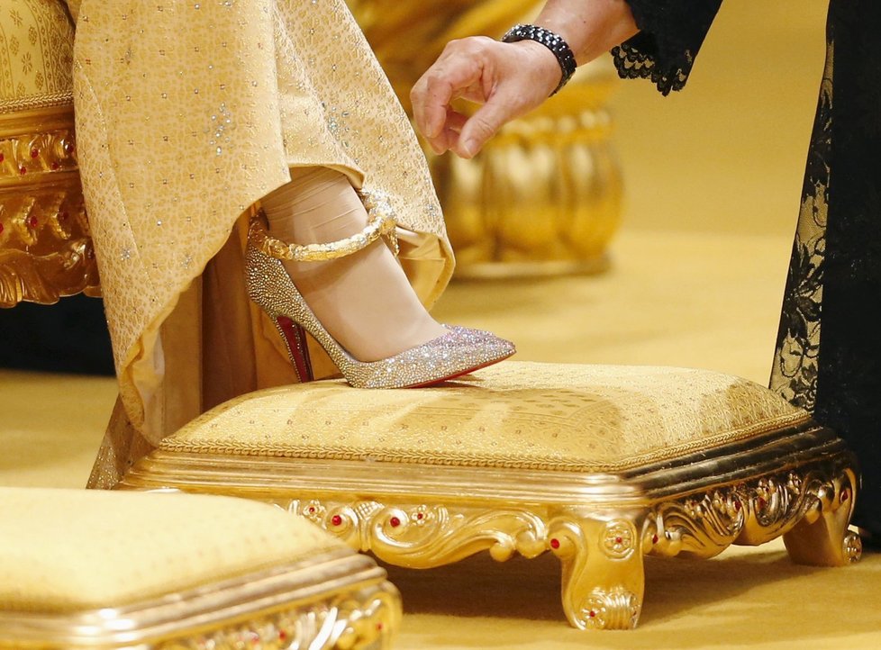 Opulentní svatba syna brunejského sultána: Střevíčky za 94 tisíc