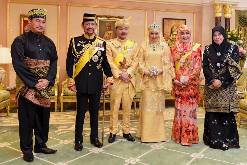 Opulentní svatba syna brunejského sultána: Princ Abdul Malik s nevěstou a členy rodiny