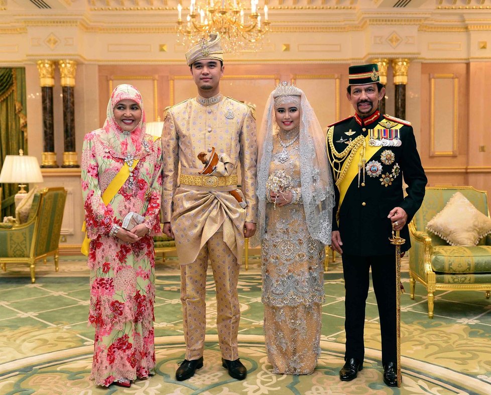 Brunejský sultán (vpravo) s manželkou (vlevo) a snoubenci (uprostřed