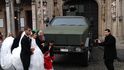 Svatba, která dnes před polednem vyšla z budovy radnice na historickém bruselském Grande Place, se vyfotila hned vedle moderního obrněného vozidla belgické armády. 