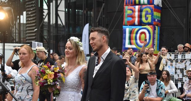 Svatba Denisy Tomanové (32) a Tomáše Lalouška (26) na festivalu Colours of Ostrava měla vše, včetně novomanželského polibku, výměny prstýnků, novomanželského tance, házení kyticí i hostiny s nejbližšími v zákulisí „Kofokaple“.