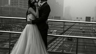 Svatba v plynových maskách. Protest proti smogu v Pekingu