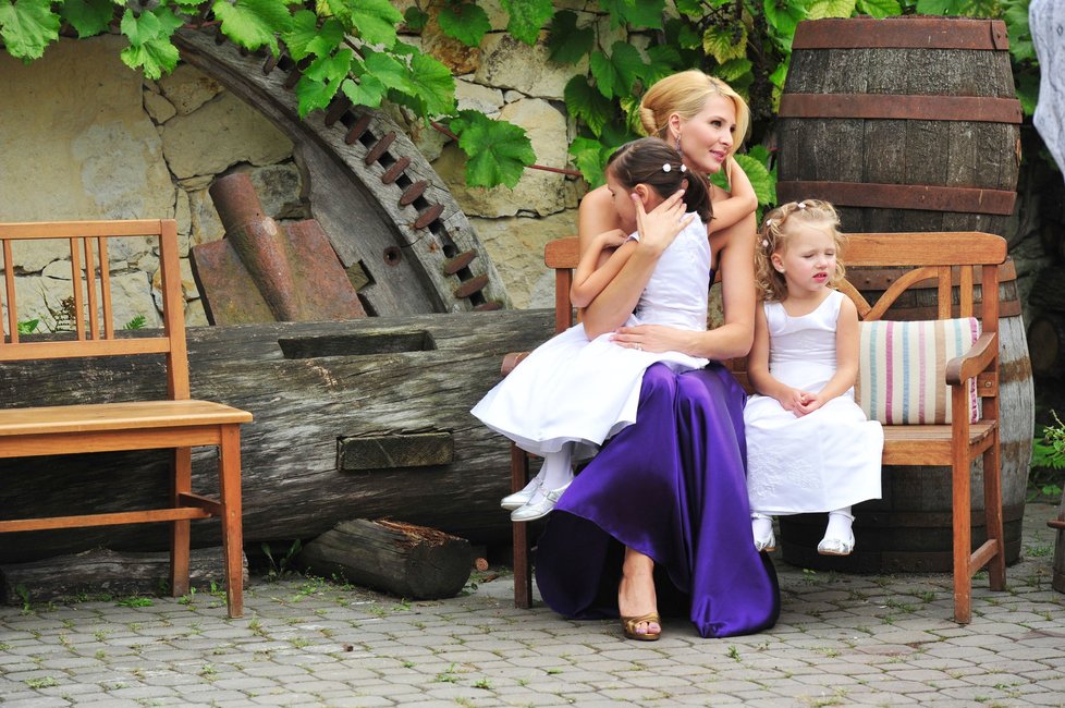 Ivana Gottová s dcerami na svatbě Ilony Csákové