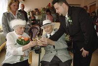 Unikátní svatba: Nevěsta 91, ženich 99!
