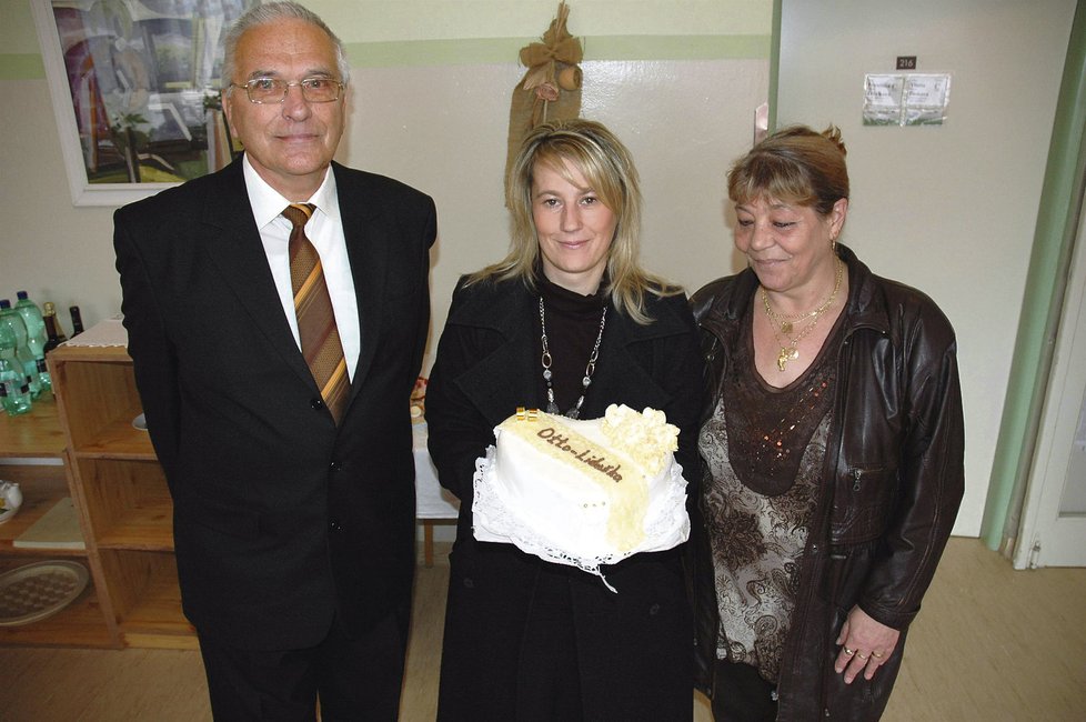 Nejstarší syn ženicha Otto Erban (68) s rodinou přivezl dort