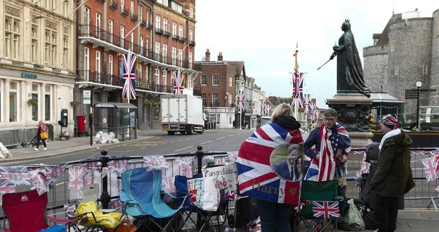 Fanoušci čekají na svatbu prince Harryho a Meghan.