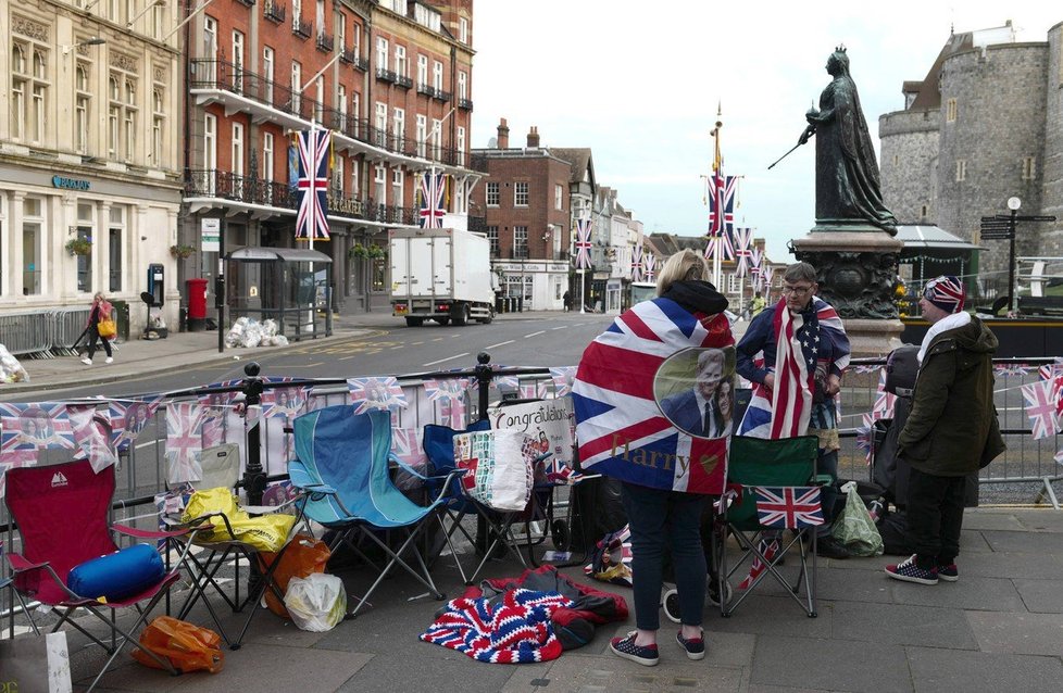 Fanoušci čekají na svatbu prince Harryho a Meghan