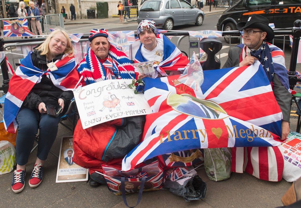 Fanoušci čekají na svatbu prince Harryho a Meghan.