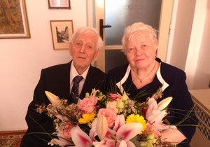 Manželé Marie (93) a Bernard (97) Frantovi z Hodonína při oslavě svatby korunovačních klenotů (75 let společného života), kterou oslavili 18. dubna 2020.