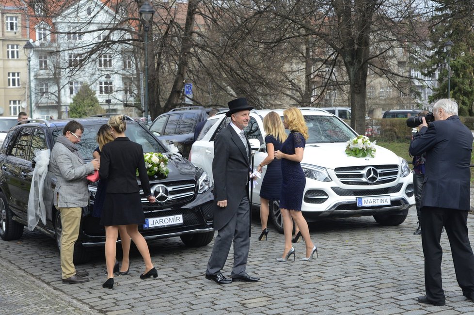 Svatba exšéfa pojišťovny Gajdáčka: Ženicha zdobily krásné družičky.