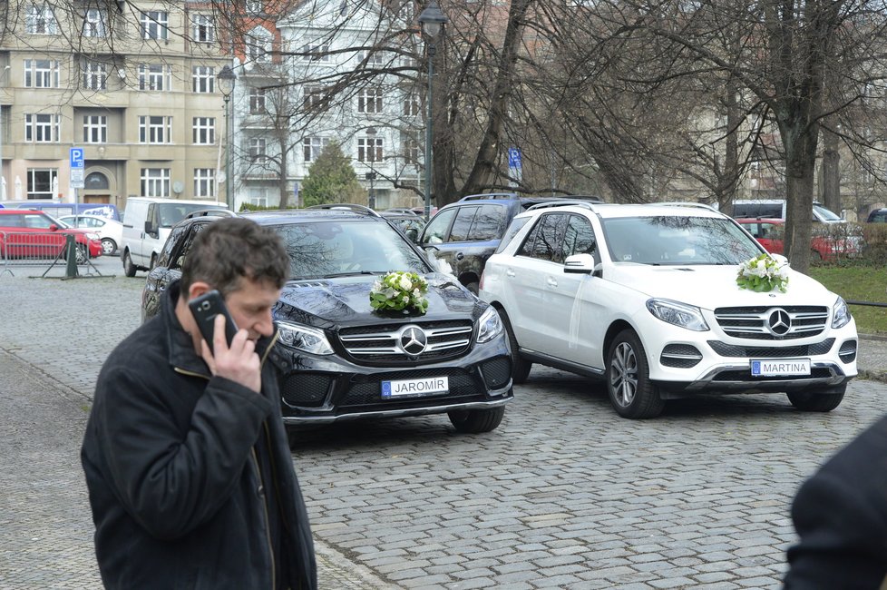 Svatba exšéfa pojišťovny Gajdáčka: Ženich si vždy potrpěl na protekční SPZ. I na ředitelské limuzíně jednu měl. Teď zase zdobily auta pro něj i nevěstu.