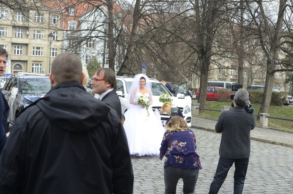 Svatba exšéfa pojišťovny Gajdáčka: Nevěsta Martina přichází.