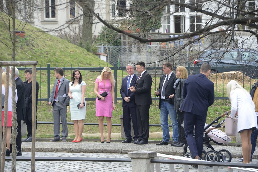 Svatba exšéfa pojišťovny Gajdáčka: Tomáš Tuhý a blondýnka v růžovém je jeho partnerka.