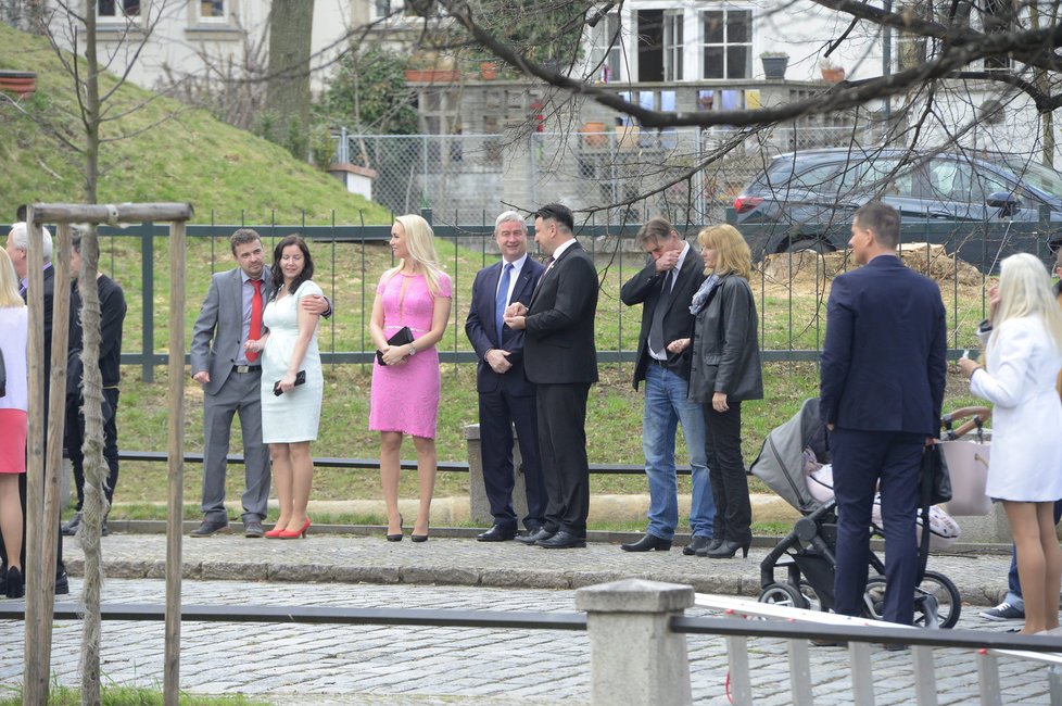 Svatba exšéfa pojišťovny Gajdáčka: Tomáš Tuhý a blondýnka v růžovém je jeho partnerka.