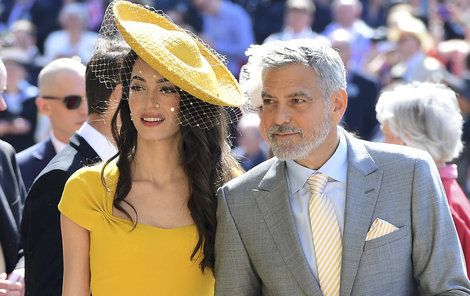 George Clooney s manželkou, kterou obřad zřejmě vůbec nebral..