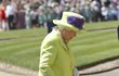 Královna Alžběta II: V barvě hrášku