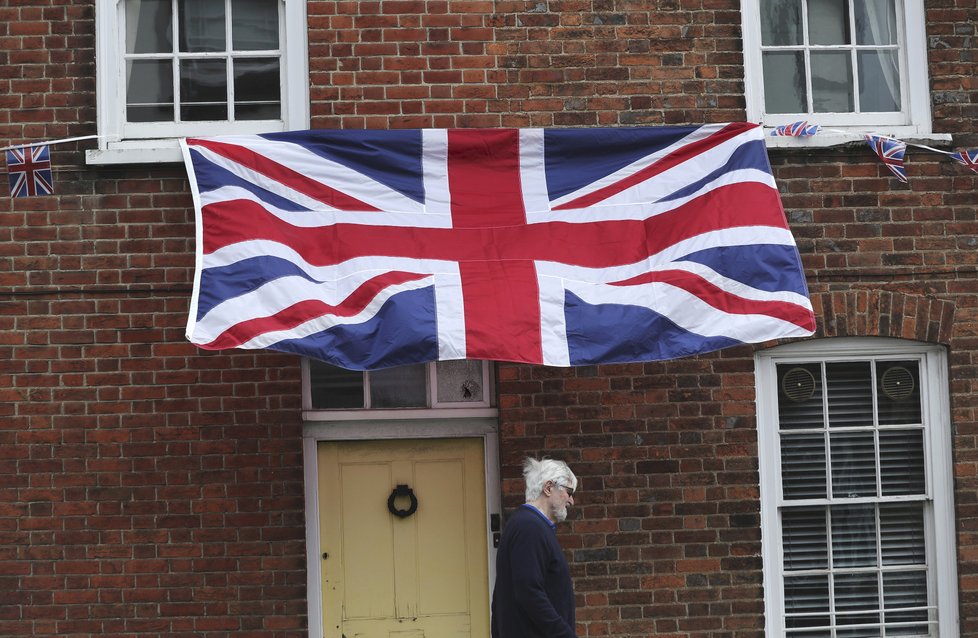 Britové královskou svatbou doslova žijí.