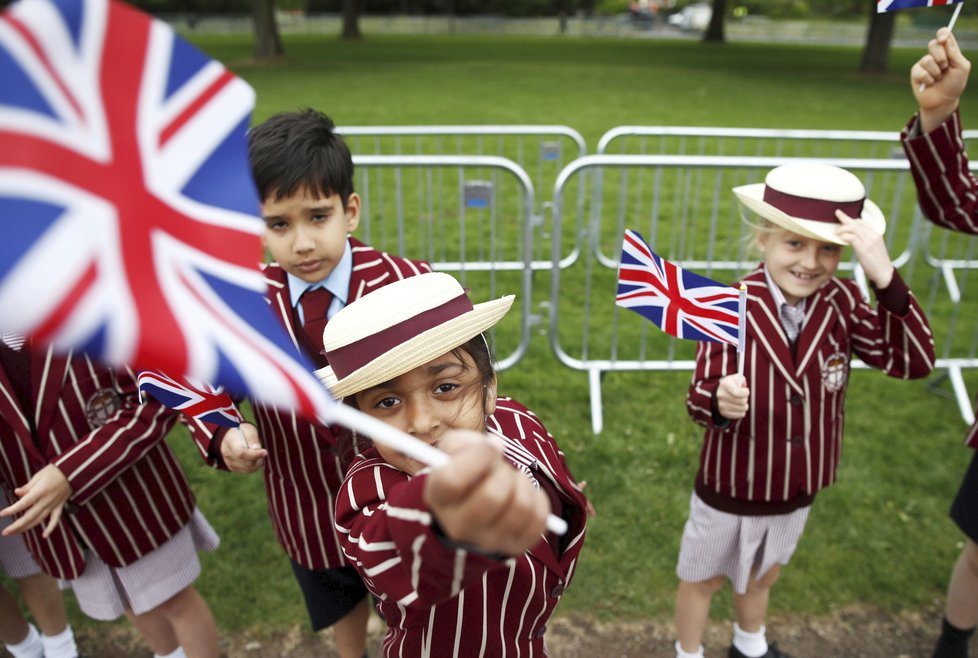 Britové královskou svatbou doslova žijí.