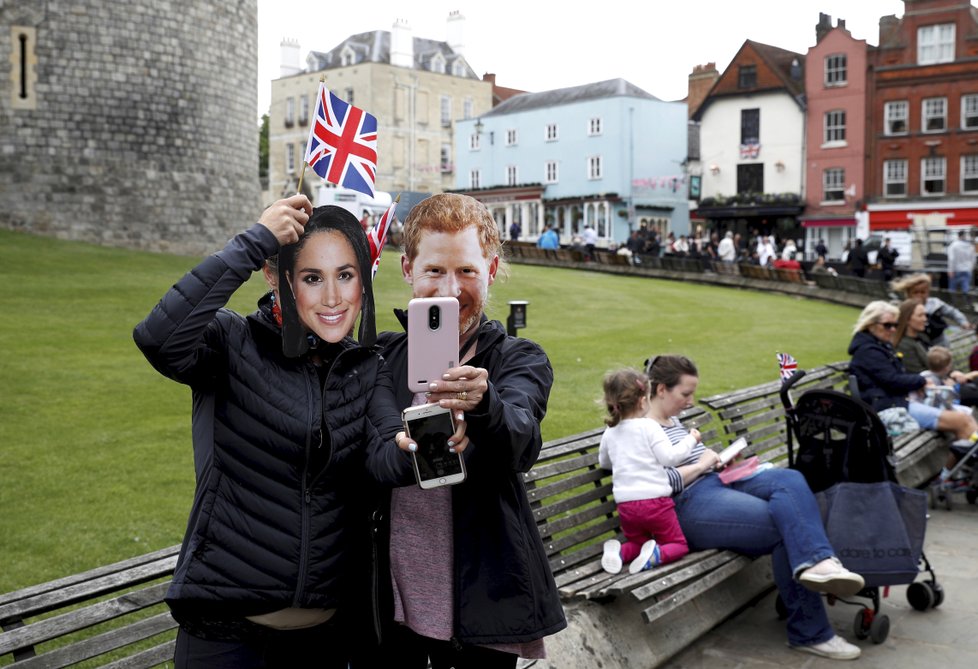 Britové královskou svatbou doslova žijí.