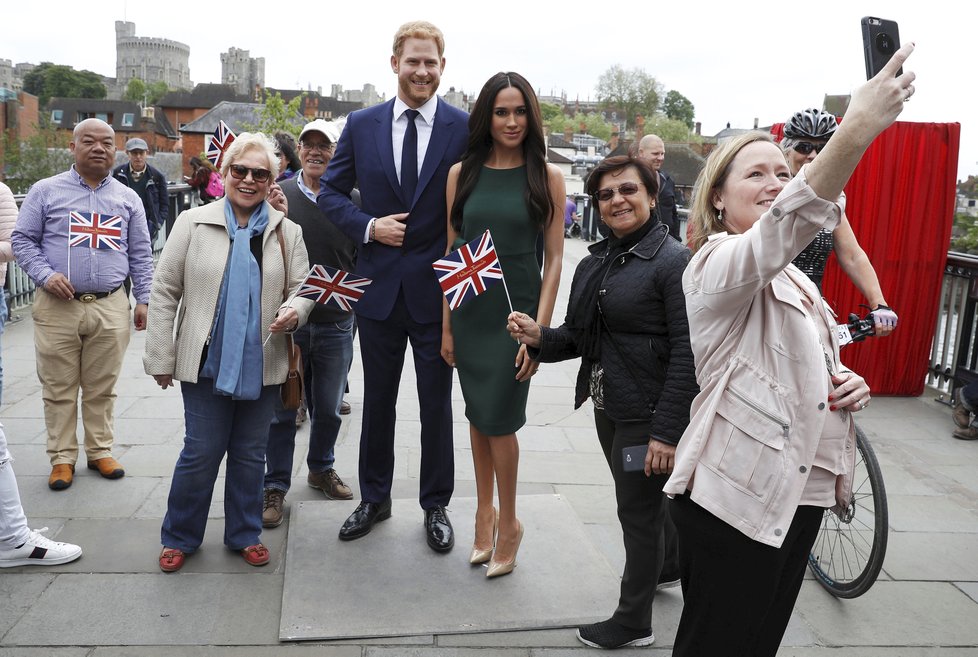 Focení se téměř dokonalými voskovými figurínami Harryho a Meghan je hitem.