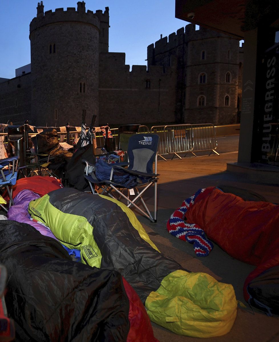 Před hradem Windsor nocují už hezkých pár dnů nadšení fanoušci královské rodiny.