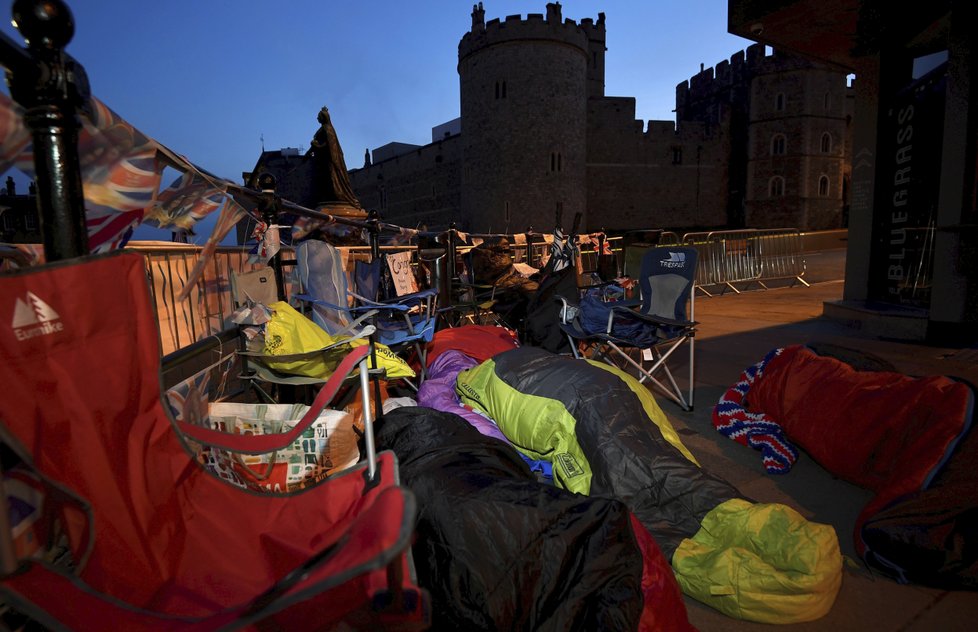 Před hradem Windsor nocují už hezkých pár dnů nadšení fanoušci královské rodiny.