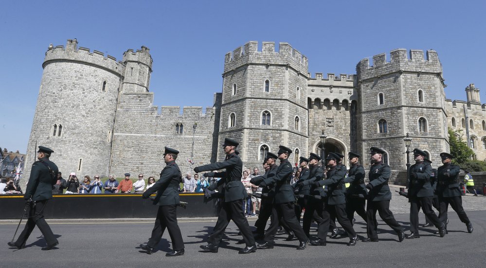 Už teď proudí k hradu Windsor stovky zvědavců denně.