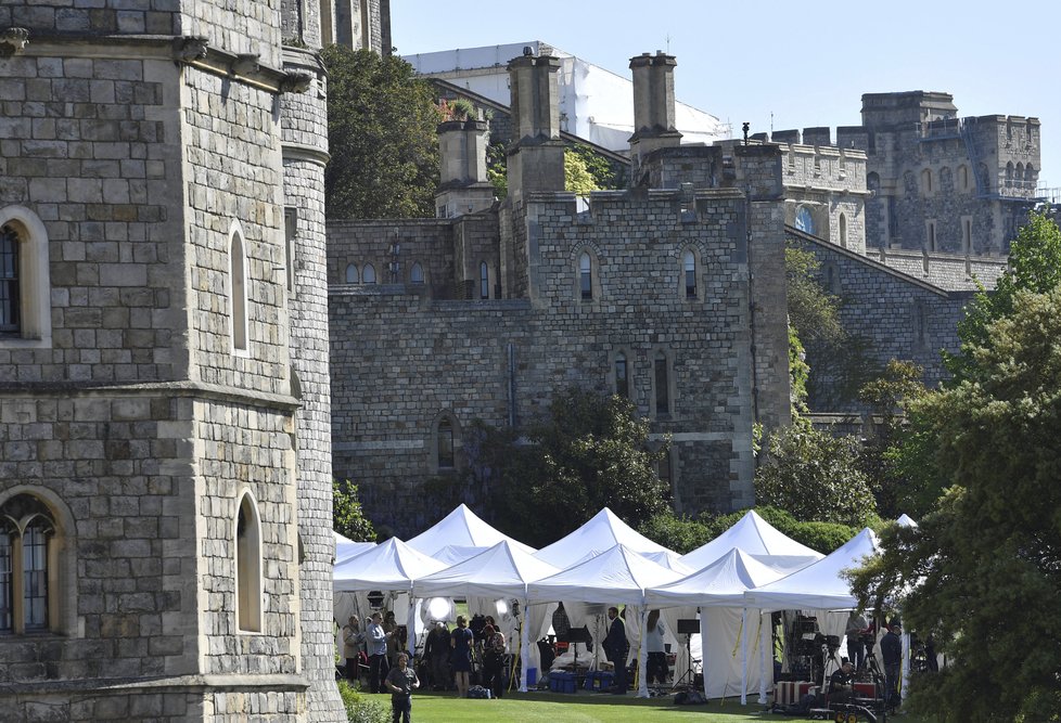 Stany světových médií jsou nalepené přímo na hrad Windsor.