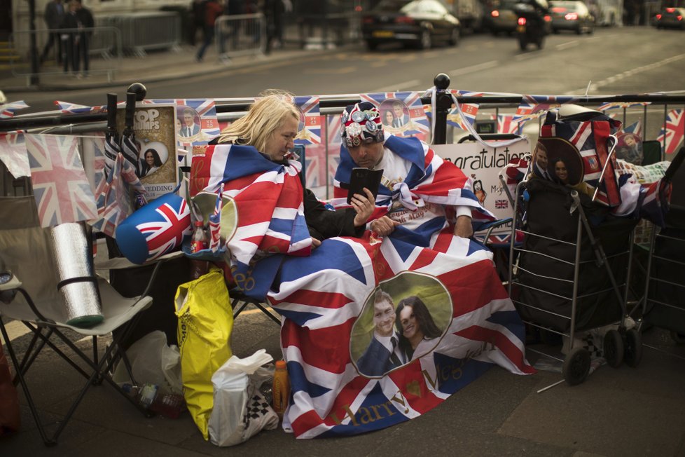 Británie svatbou Harryho a Meghan žije.